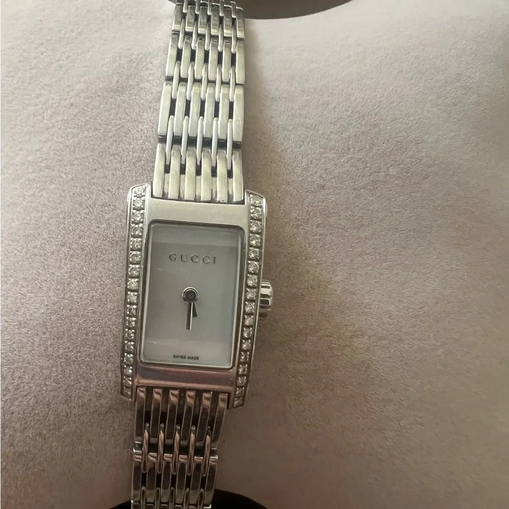 Gucci 8600 Series watch with mother of pearl face and diamonds - Picture 2 of 8